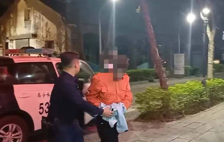 同事等不到陳男，因他已被送進警局。翻攝畫面