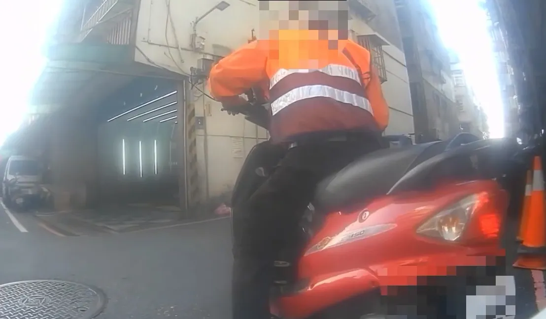 陈男因骑车违规遭盘查。翻摄画面