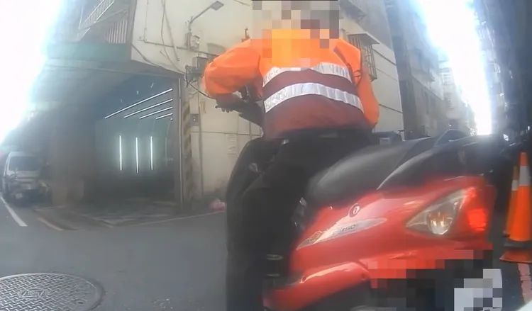 陳男因騎車違規遭盤查。翻攝畫面