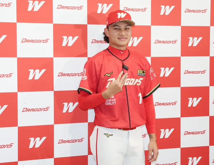 徐若熙昨出席味全龙感谢祭。  中央社