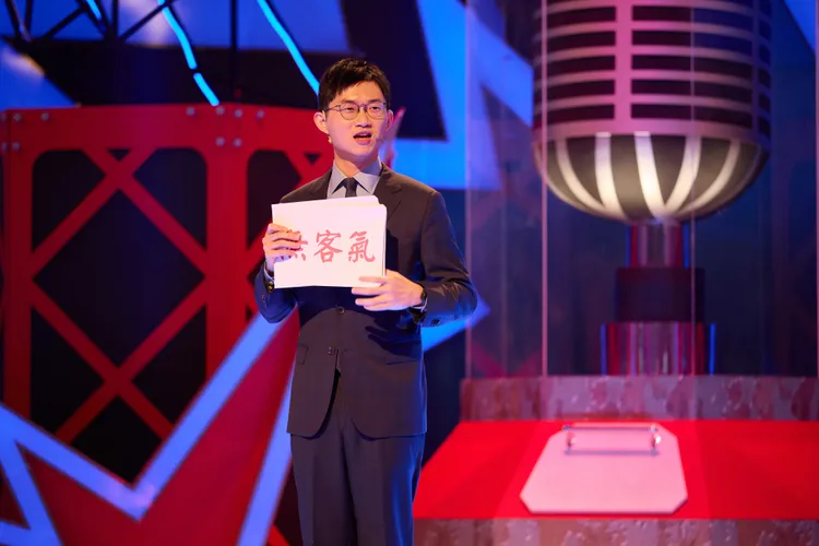 評審視網膜嚴格打分，許效舜幫選手求情，卻誤喊「青光眼」。公視台語台提供