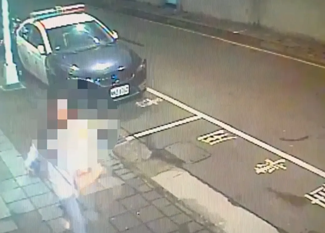 陳姐衝進派出所求救。翻攝畫面