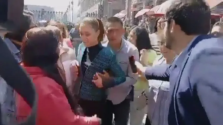 總統隨扈發現情況上前阻攔，男子還把手伸向辛鮑姆胸部。翻攝自X