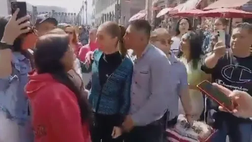 影片｜女总统被当街性骚偷亲　随扈疑似「滑手机」救援来迟