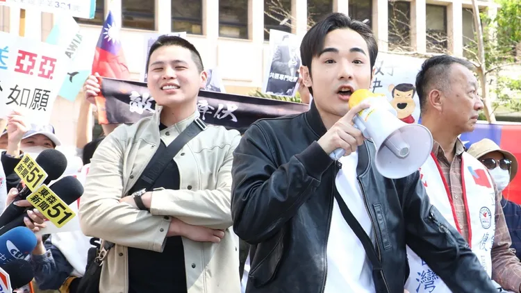 闽南狼（前排左）和八炯（前排中）被中国公安局悬赏。资料照片