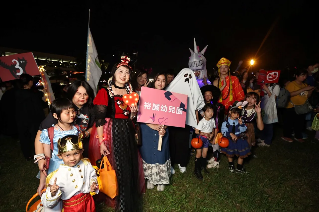 今年高雄市万圣节活动结合创意装扮游行。市府提供