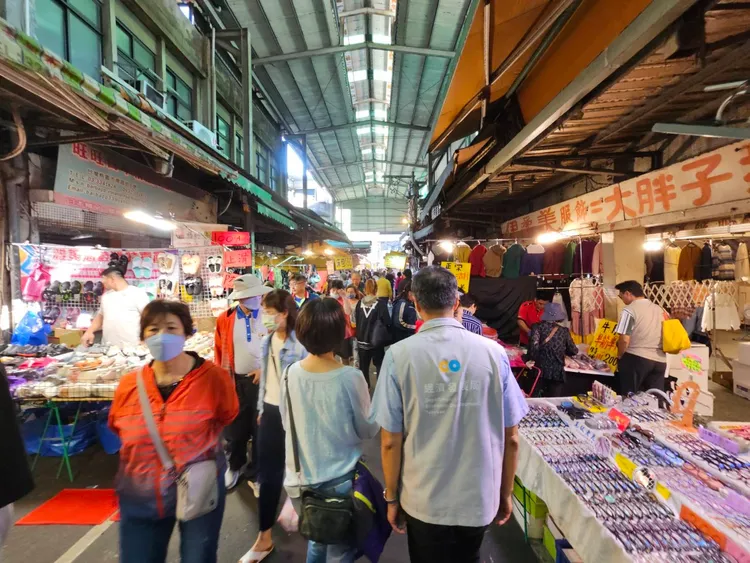 未受損攤商正常營業。經發局提供