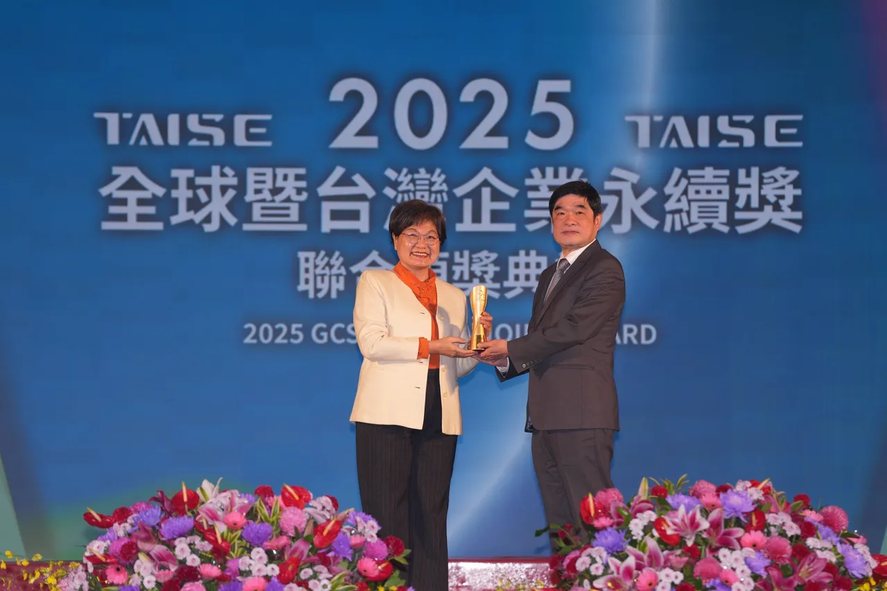 劳动部次长黄玲娜（图左）颁发「台湾百大永续典范企业奖」予台湾中油公司，由副总经理罗博童（图右）代表受奖。台湾中油提供