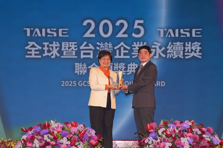 勞動部次長黃玲娜（圖左）頒發「台灣百大永續典範企業獎」予台灣中油公司，由副總經理羅博童（圖右）代表受獎。台灣中油提供