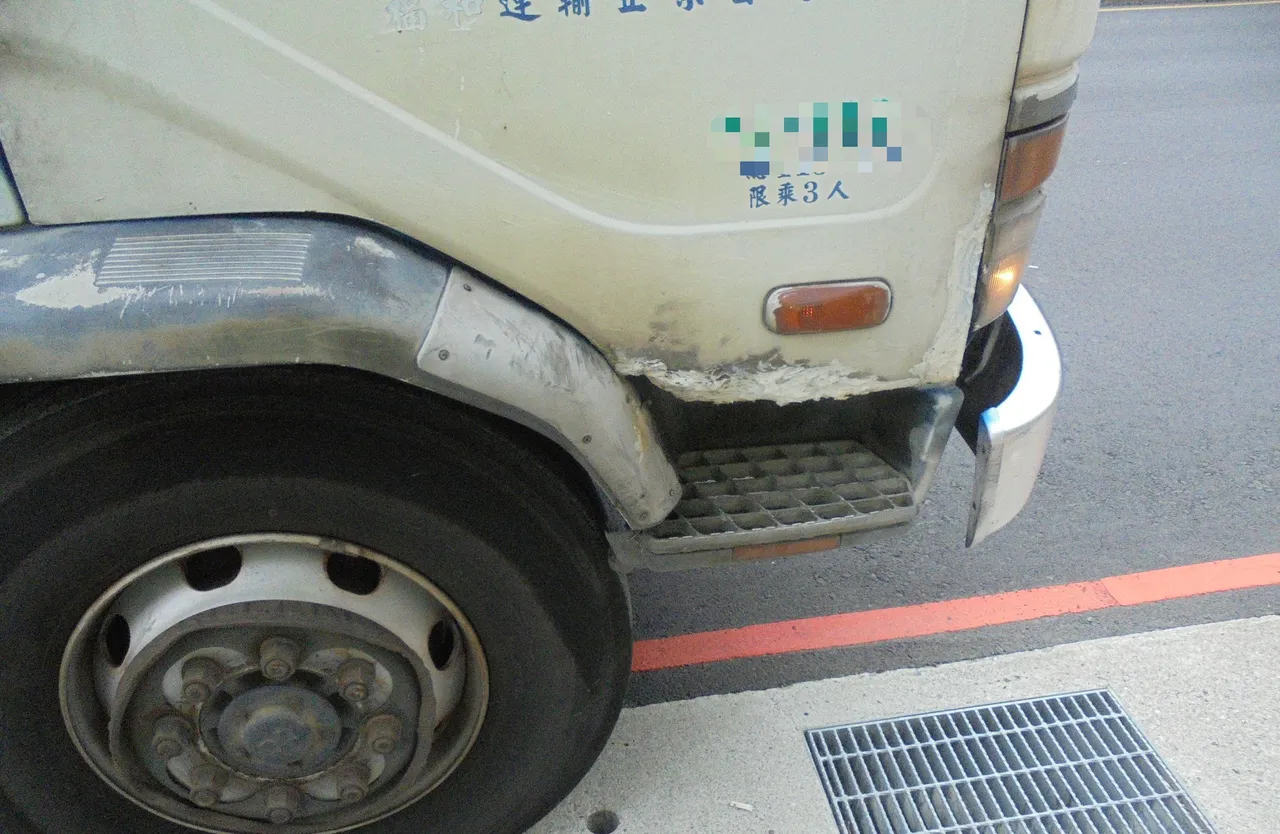 骑士与大货车擦撞。翻摄画面