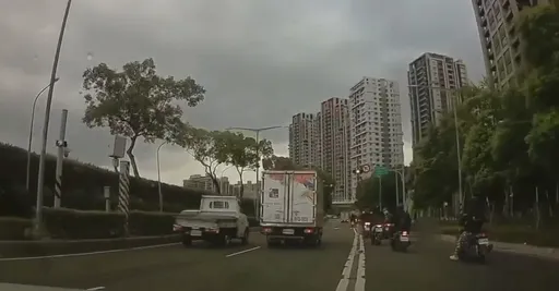 新北死亡车祸！中和32岁骑士遭大货车擦撞倒地　送医抢救不治