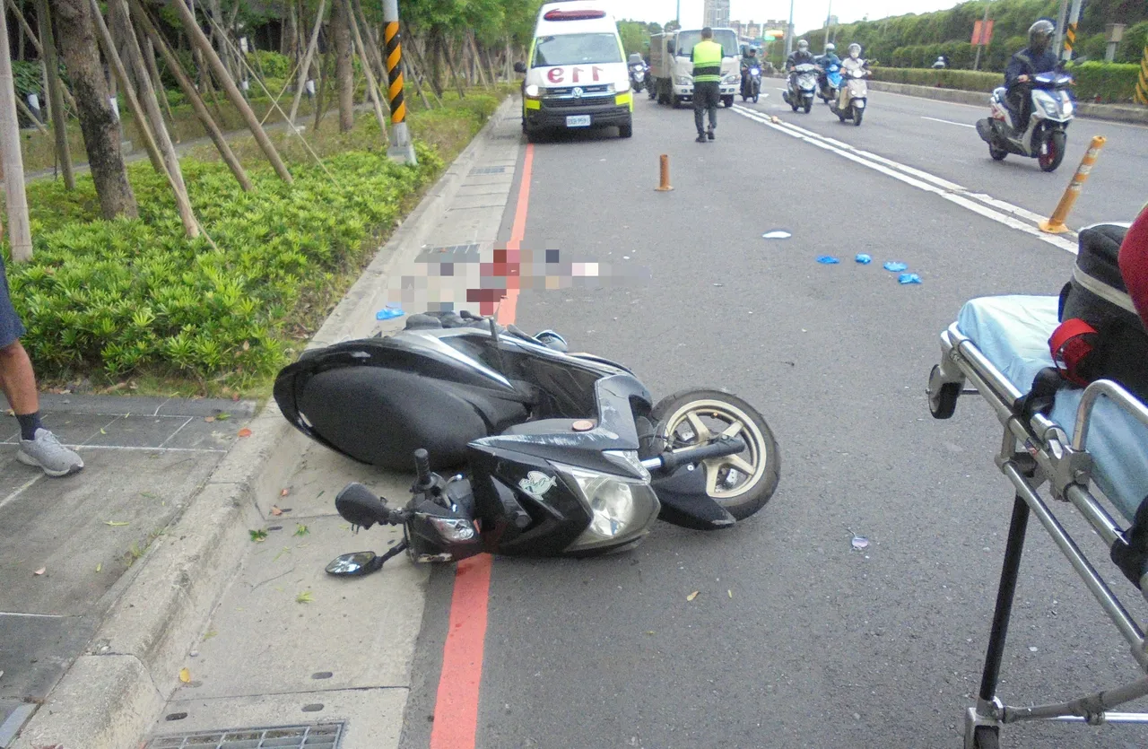 骑士倒地后送医不治。翻摄画面