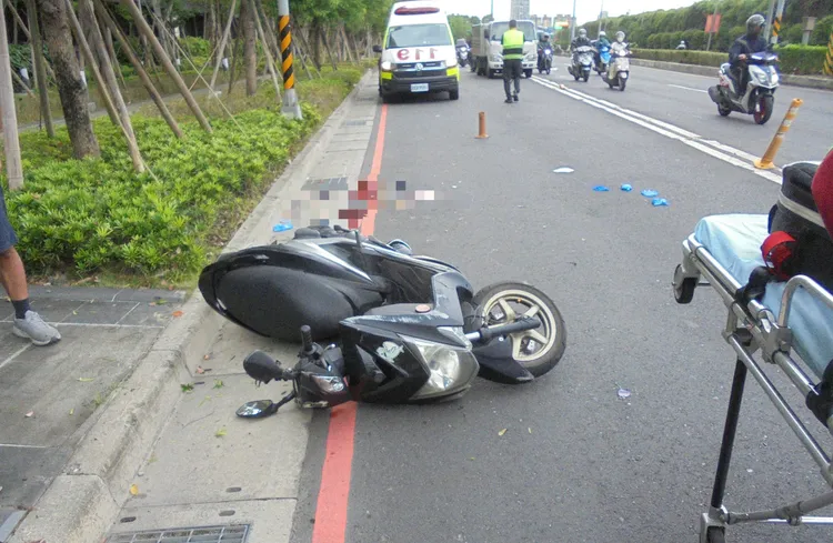 騎士倒地後送醫不治。翻攝畫面