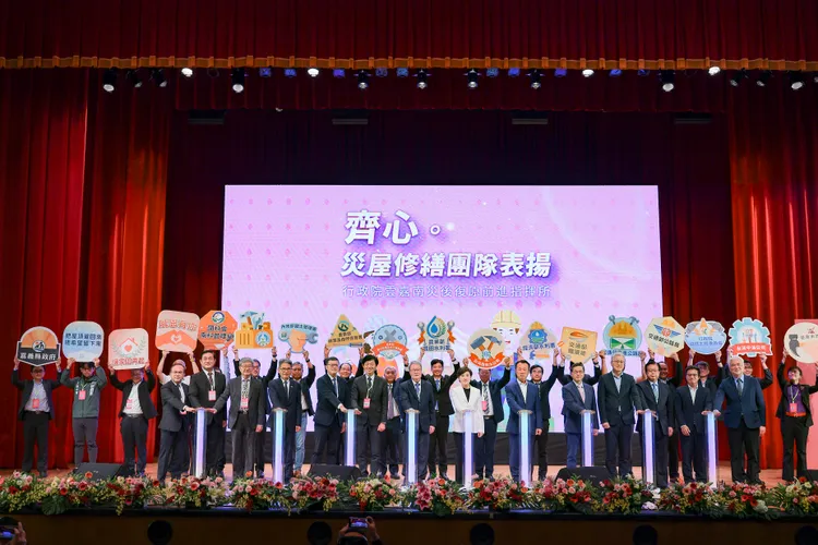 助丹娜丝风灾重建 工程会表扬灾屋修缮团队。(图/工程会提供)