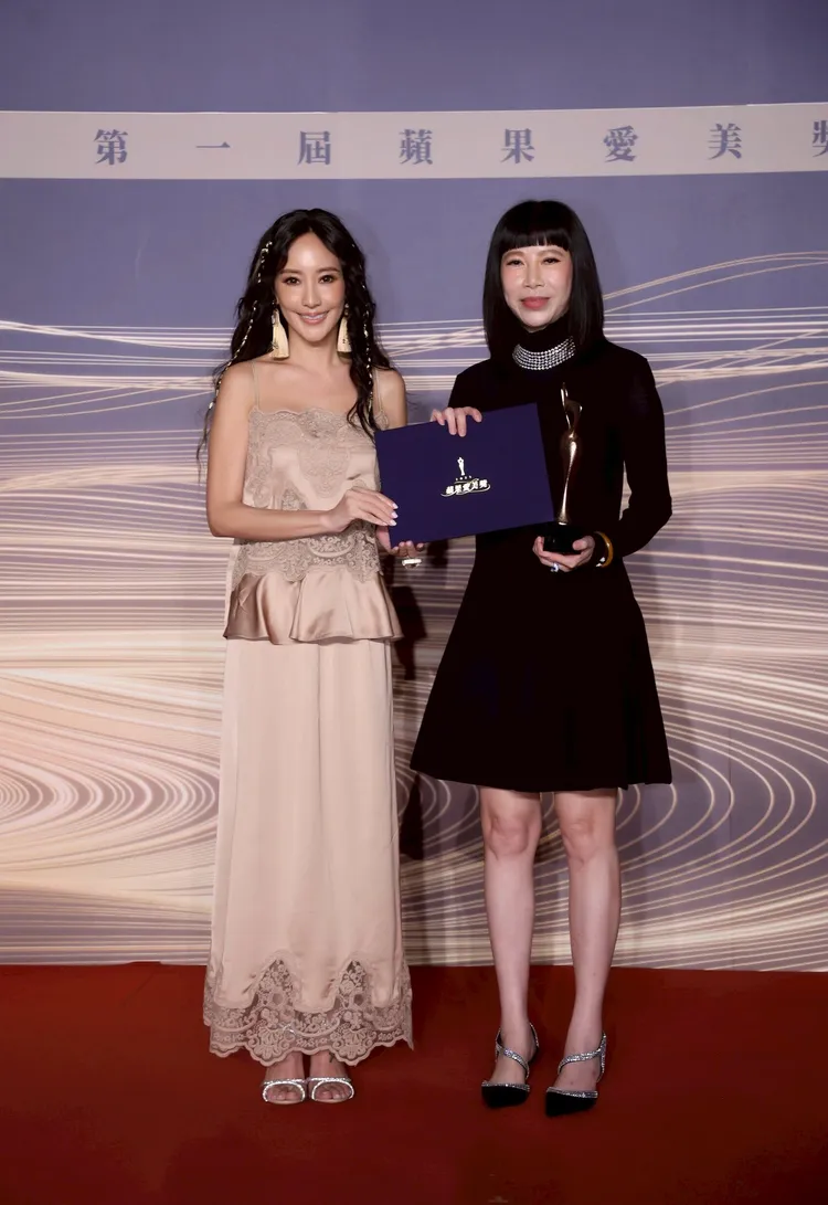 關穎（左）頒發年度醫美診所大賞金獎給愛爾麗醫療集團，由總經理劉貞華（右）上台領獎。攝影中心攝
