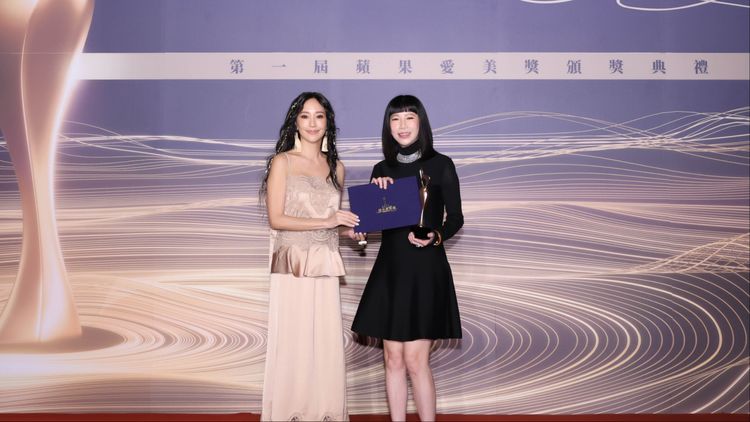 愛爾麗榮獲年度大賞金獎　總經理劉貞華喜謝「蘋果愛美獎」
