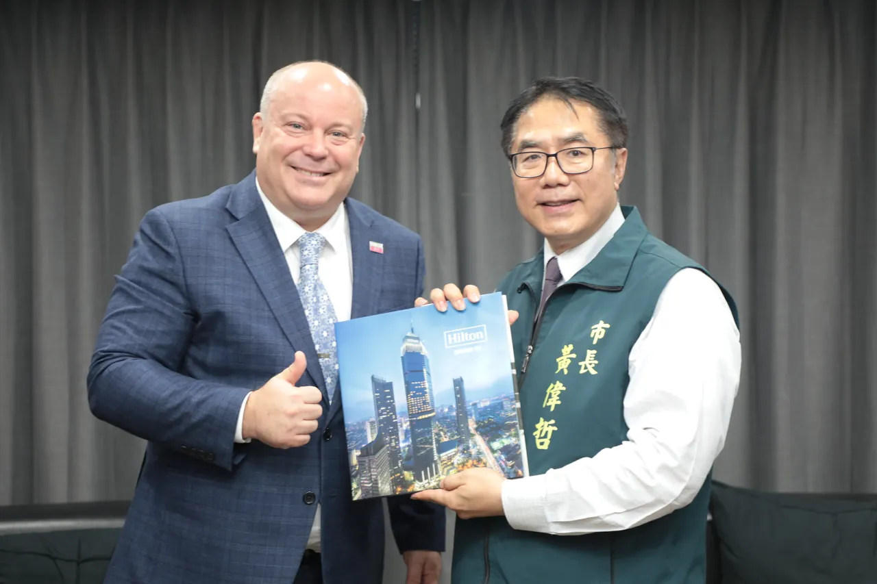 希尔顿集团其下Signia by Hilton Tainan总经理Chris Roberts，昨天拜会台南市长黄伟哲。南市府提供