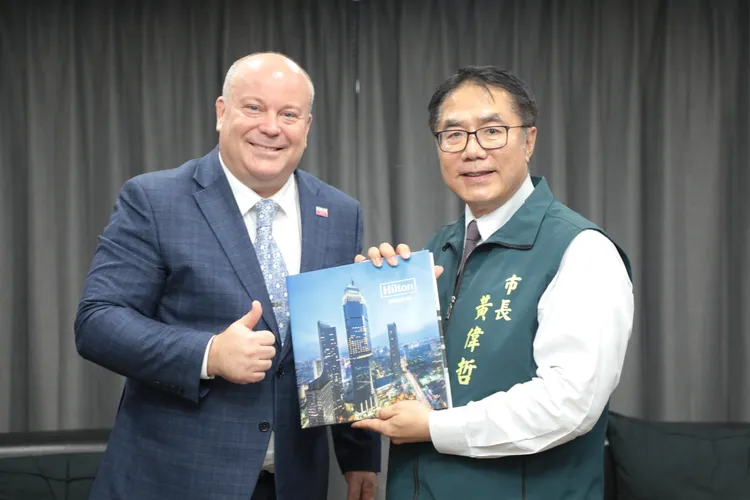 希爾頓集團其下Signia by Hilton Tainan總經理Chris Roberts，昨天拜會台南市長黃偉哲。南市府提供