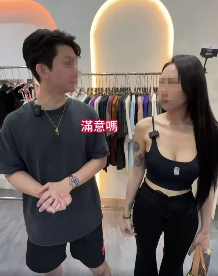 服飾店老闆到雄女門口拍片，還讓女主角穿雄女制服，引起師生反彈。翻攝畫面