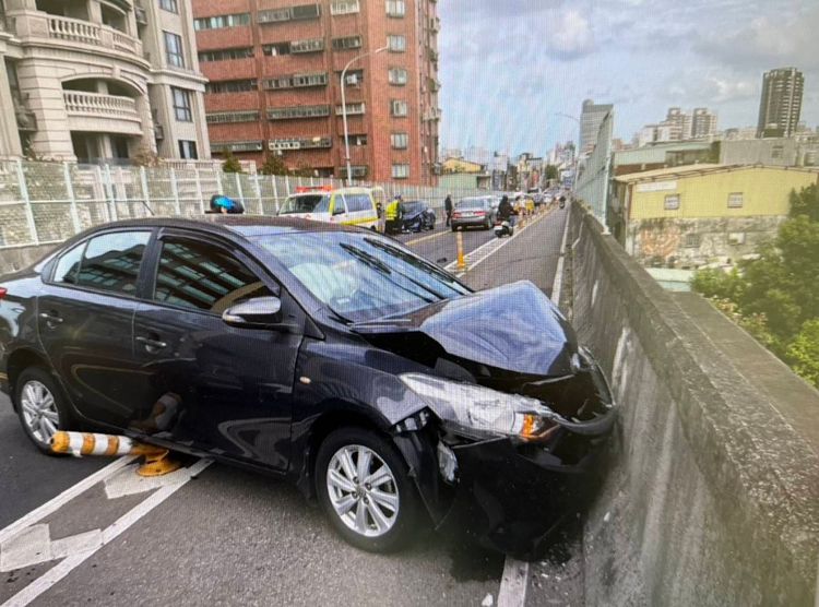疑駕駛恍神！　小客車跨越雙黃線撞對向車釀3車事故1傷送醫