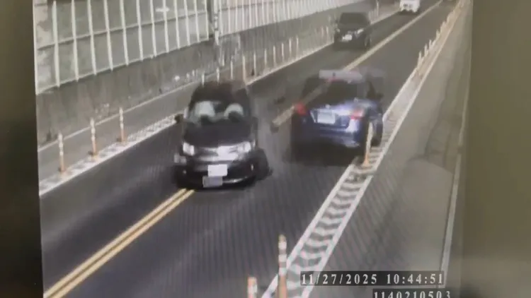 小客車跨越雙黃線撞擊對向車輛。翻攝畫面