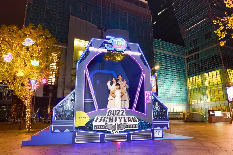 1F信義路「巴斯光年的宇宙飛船」，重現動畫中巴斯光年太空任務現場。101提供