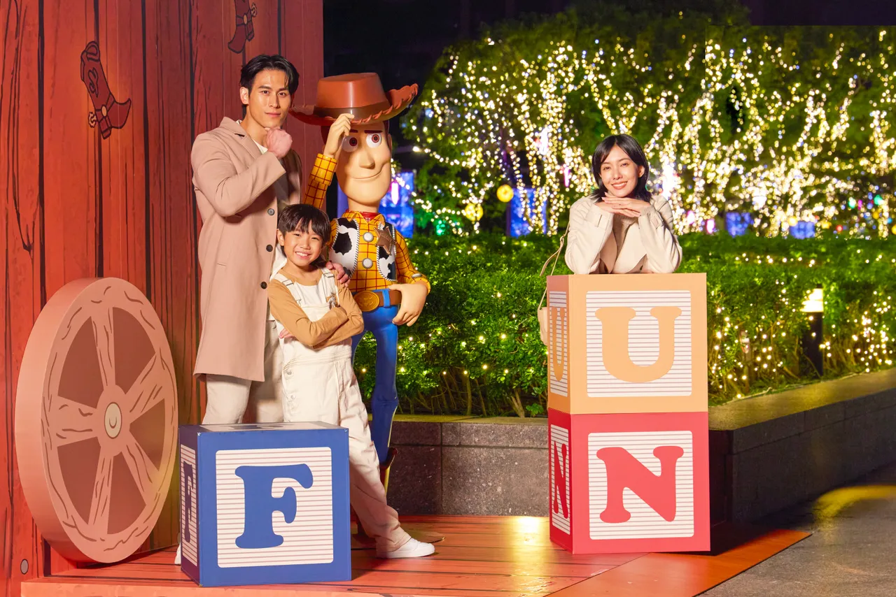 1F松智廣場「胡迪的牛仔驛站」，將燈飾結合耶誕元素與美式懷舊設計。101提供