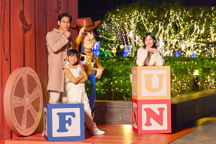 1F松智廣場「胡迪的牛仔驛站」，將燈飾結合耶誕元素與美式懷舊設計。101提供