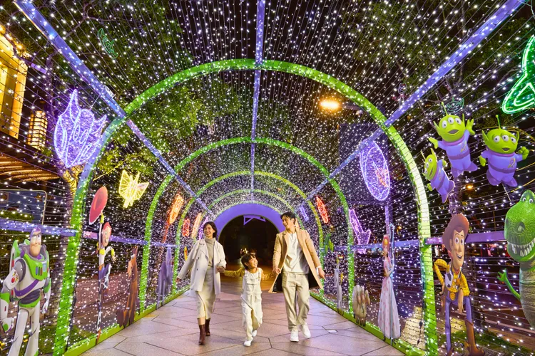 1F松智路的「星際奇幻光廊」，以光廊串聯《玩具總動員》各角色。101提供