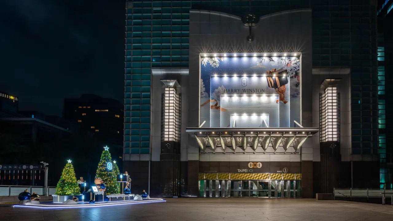與珠寶腕錶品牌Harry Winston，於購物中心1F信義廣場打造耶誕樹群等裝置。101提供