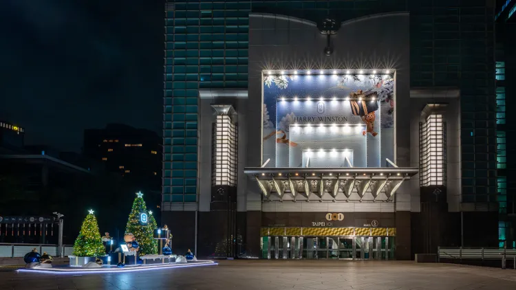 與珠寶腕錶品牌Harry Winston，於購物中心1F信義廣場打造耶誕樹群等裝置。101提供