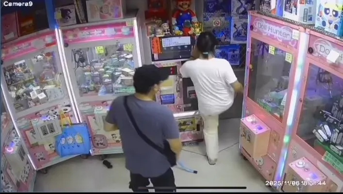 2男潑酒踹門。翻攝吃屎哥臉書