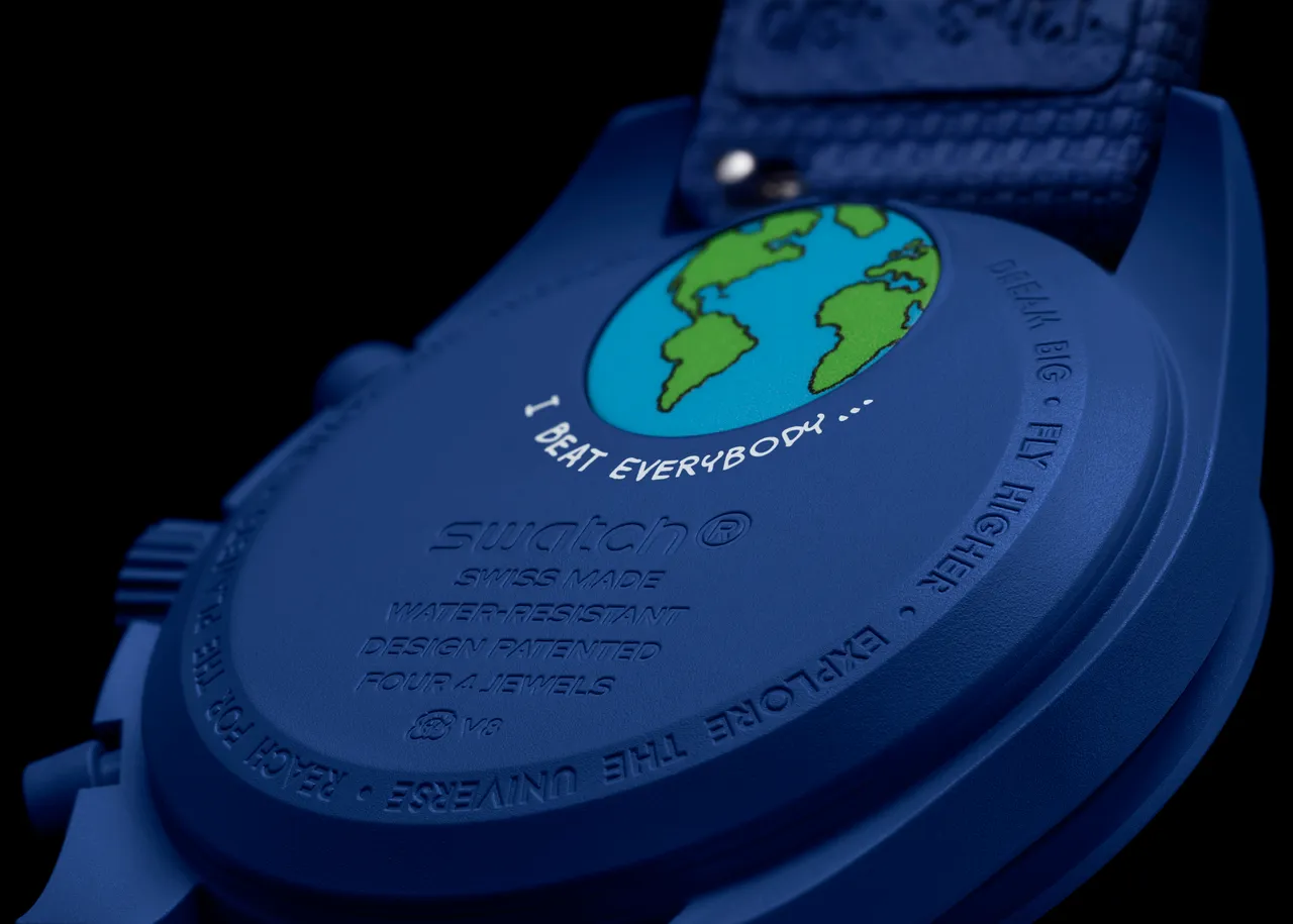 海军蓝表壳背面同样刻有任务宣言。品牌提供