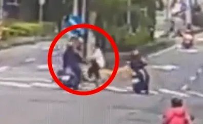 淡水阿嬤飆過人行穿越道遭撞擊瞬間。翻攝畫面