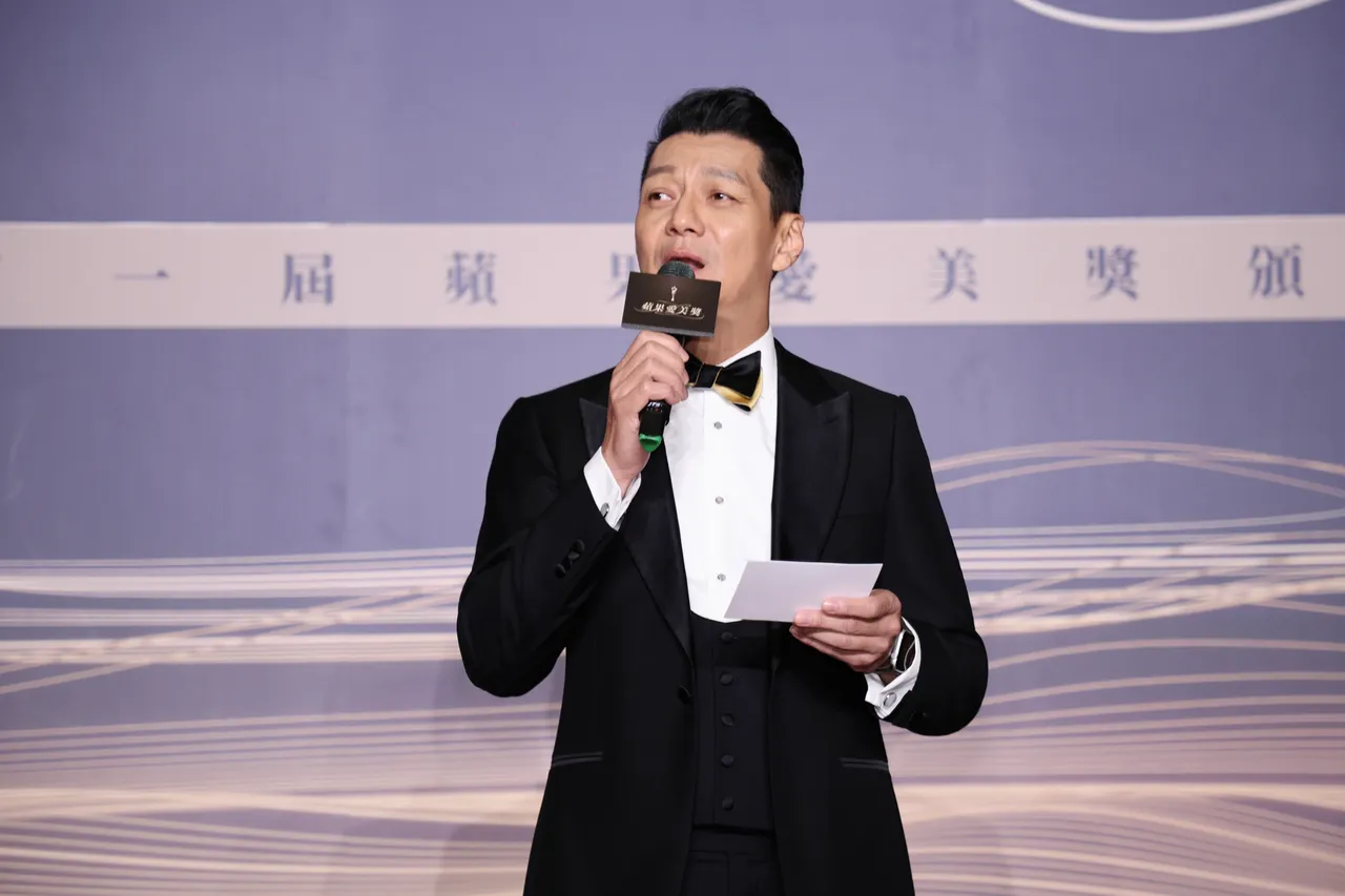 聂云主持首届「苹果爱美奖」，风趣幽默，掌握节奏流畅。摄影中心摄