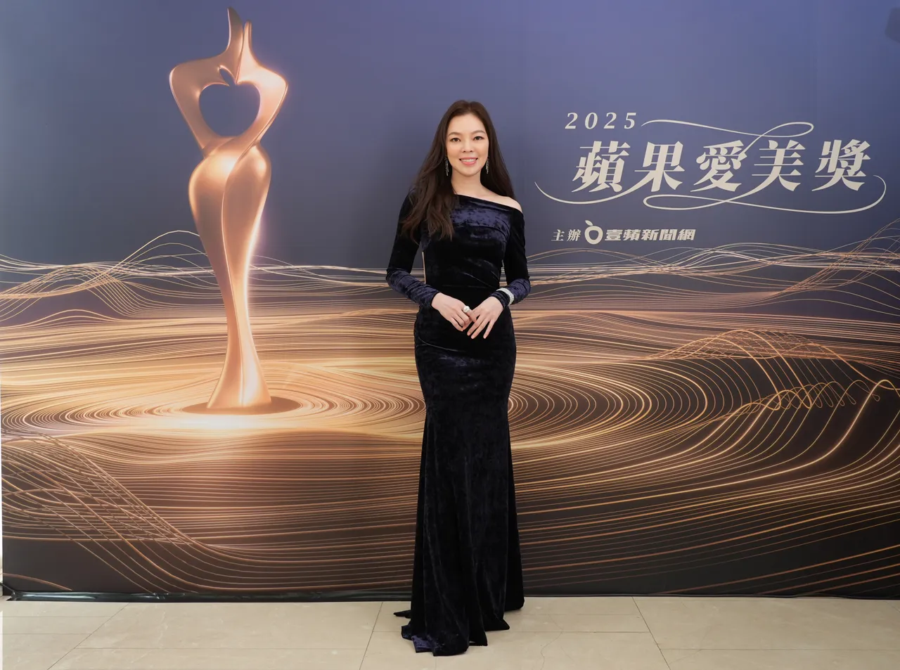 曾馨莹身著一袭海军蓝丝绒露背礼服担任颁奖嘉宾。摄影中心摄