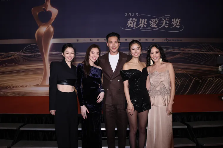 (左起)徐若瑄、曾馨瑩、王陽明、林心如及關穎，全場閃亮焦點。彭欣偉攝