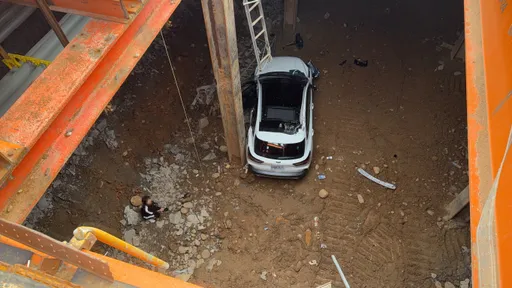 女驾驶恍神！连人带车坠入8米深捷运工地　幸仅受轻伤