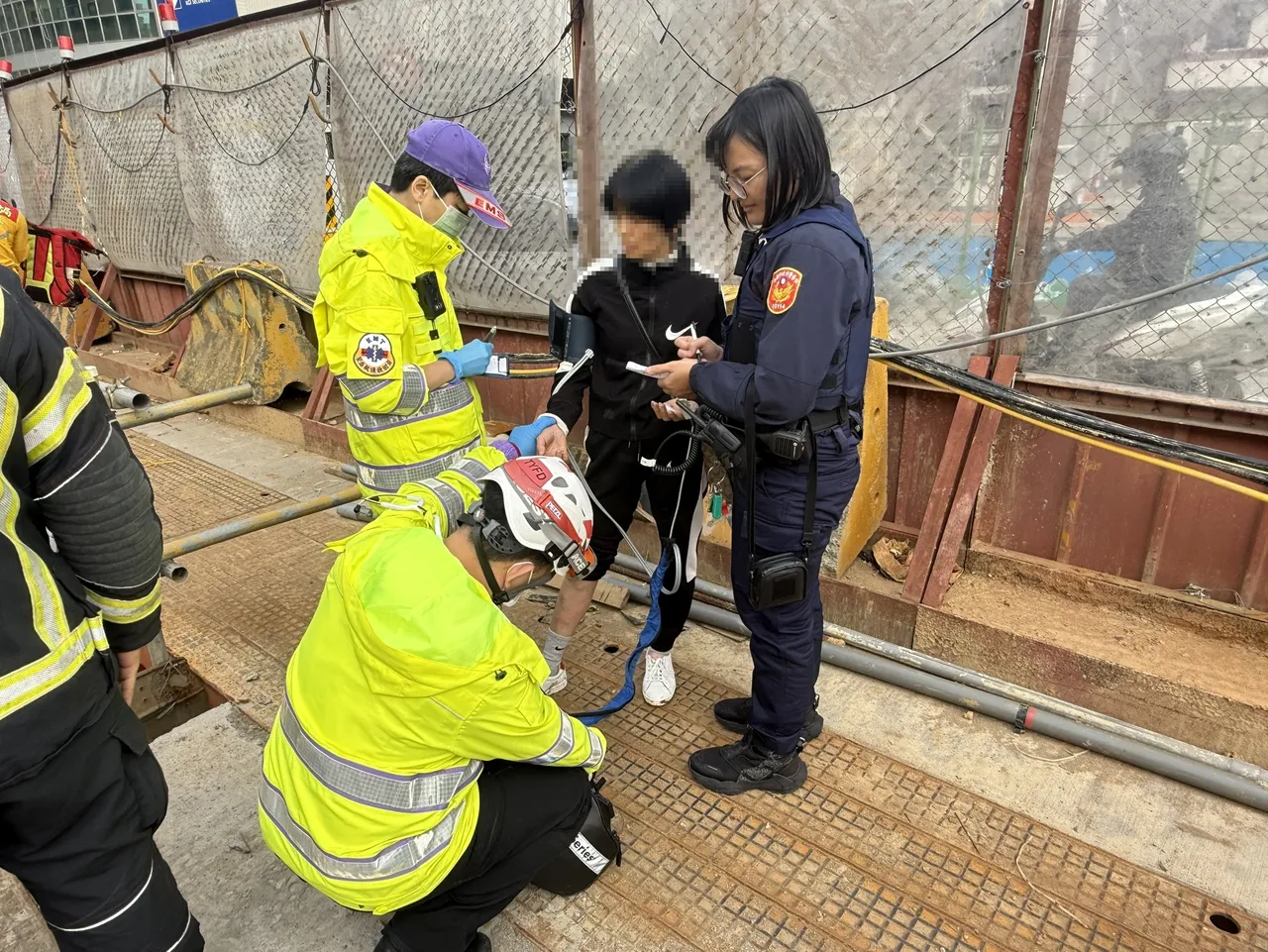 女驾驶脱困幸运仅受轻伤。桃园市消防局提供
