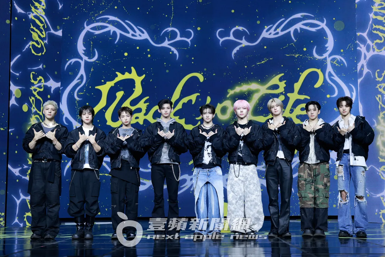 &TEAM由MAKI（左起）、TAKI、HARUA、JO、YUMA、NICHOLAS（王奕翔）、K、FUMA、EJ组成，10月28日刚在韩国出道，当天专辑销量就突破百万张。YX LABELS提供