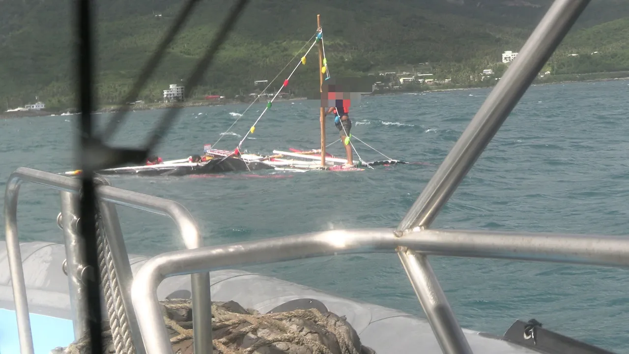 一艘无动力风船船在台东新兰外海翻覆,海巡队前往救援。东部分署第13岸巡队提供