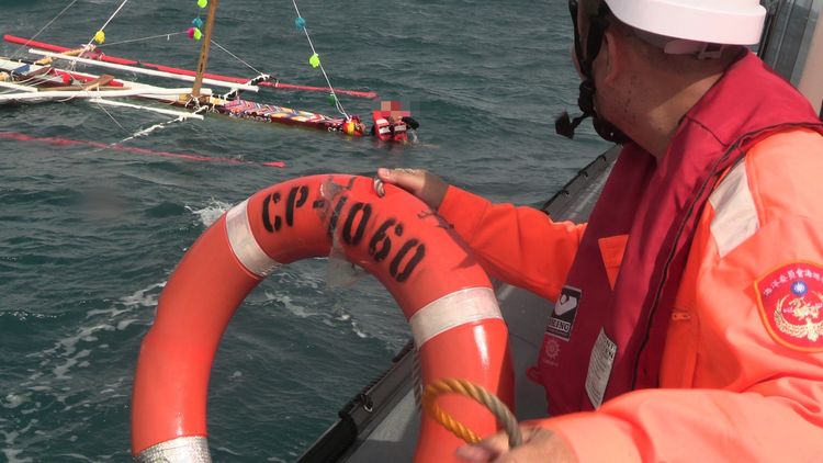 台東新蘭外海無動力風帆船翻覆　海巡出艇救3人