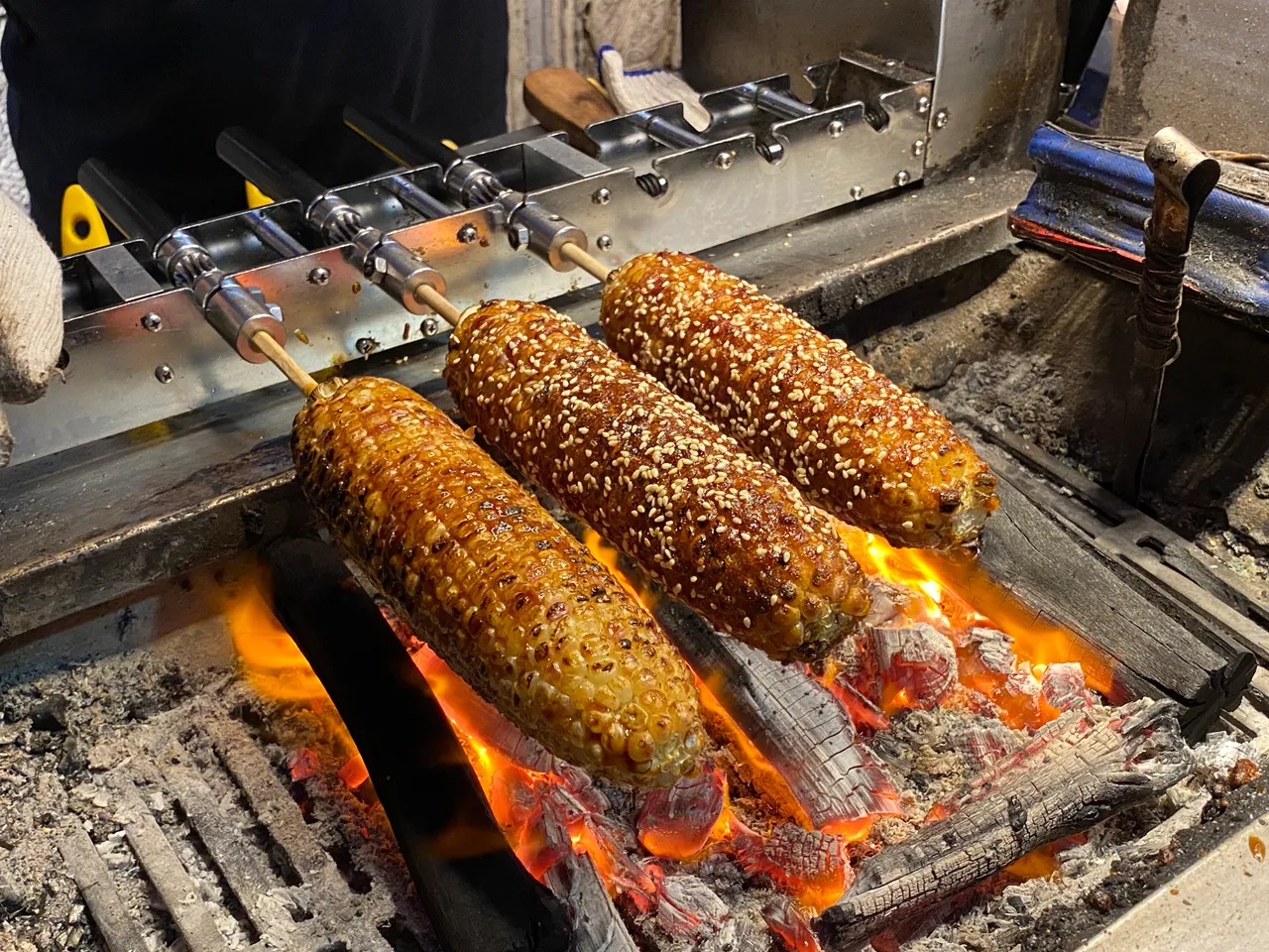 「老士林碳烤玉米」曾创下日卖4、500支烤玉米的盛况。庄伟祺摄