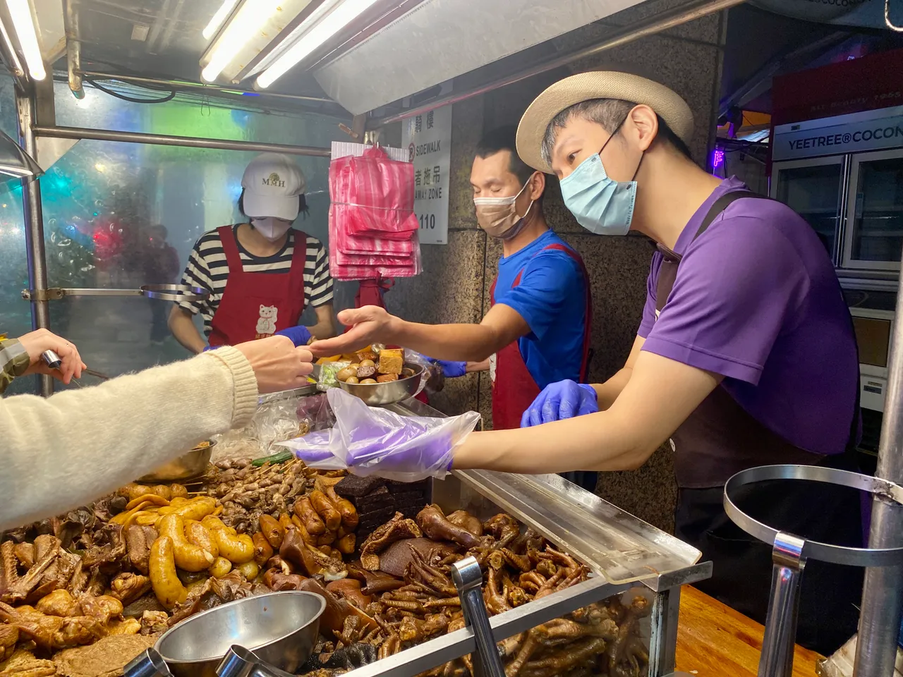 宁夏夜市「詹记鸡脚翅」第三代老板詹志翔（右1）表示，摆摊付出的时间、人力成本远超乎想像。庄伟祺摄