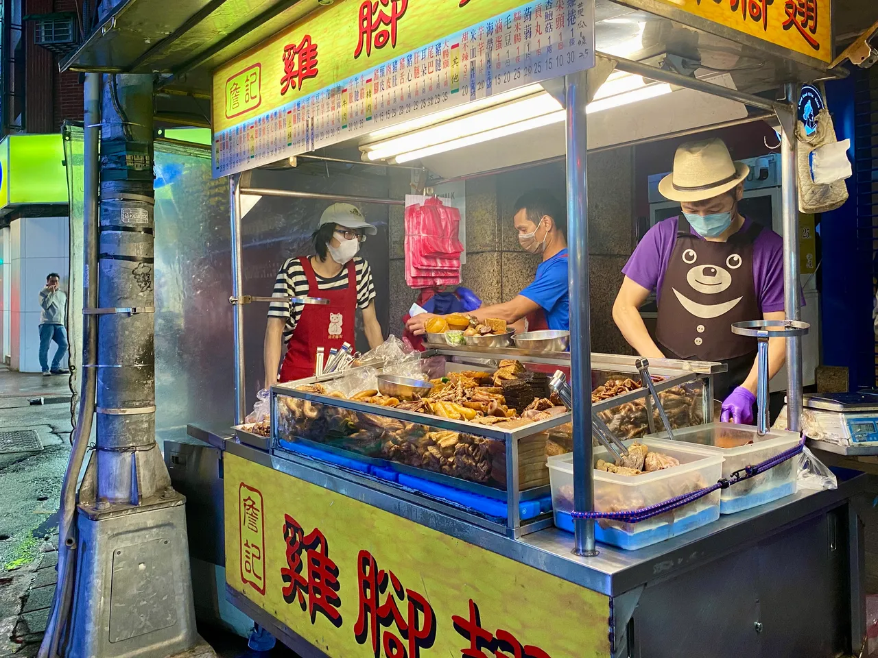 宁夏夜市祖传三代的冷卤味老摊「詹记鸡脚翅」。庄伟祺摄