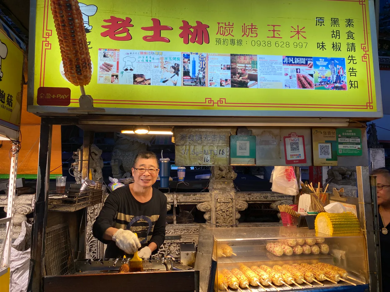 「老士林碳烤玉米」老板萧兴庆。庄伟祺摄