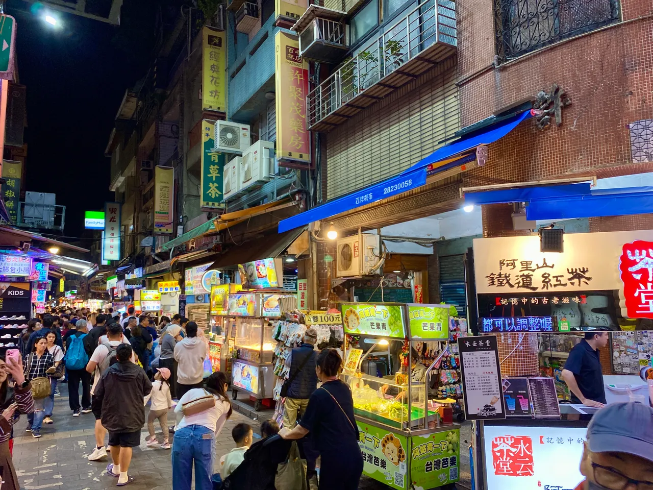 士林夜市摊商。庄伟祺摄