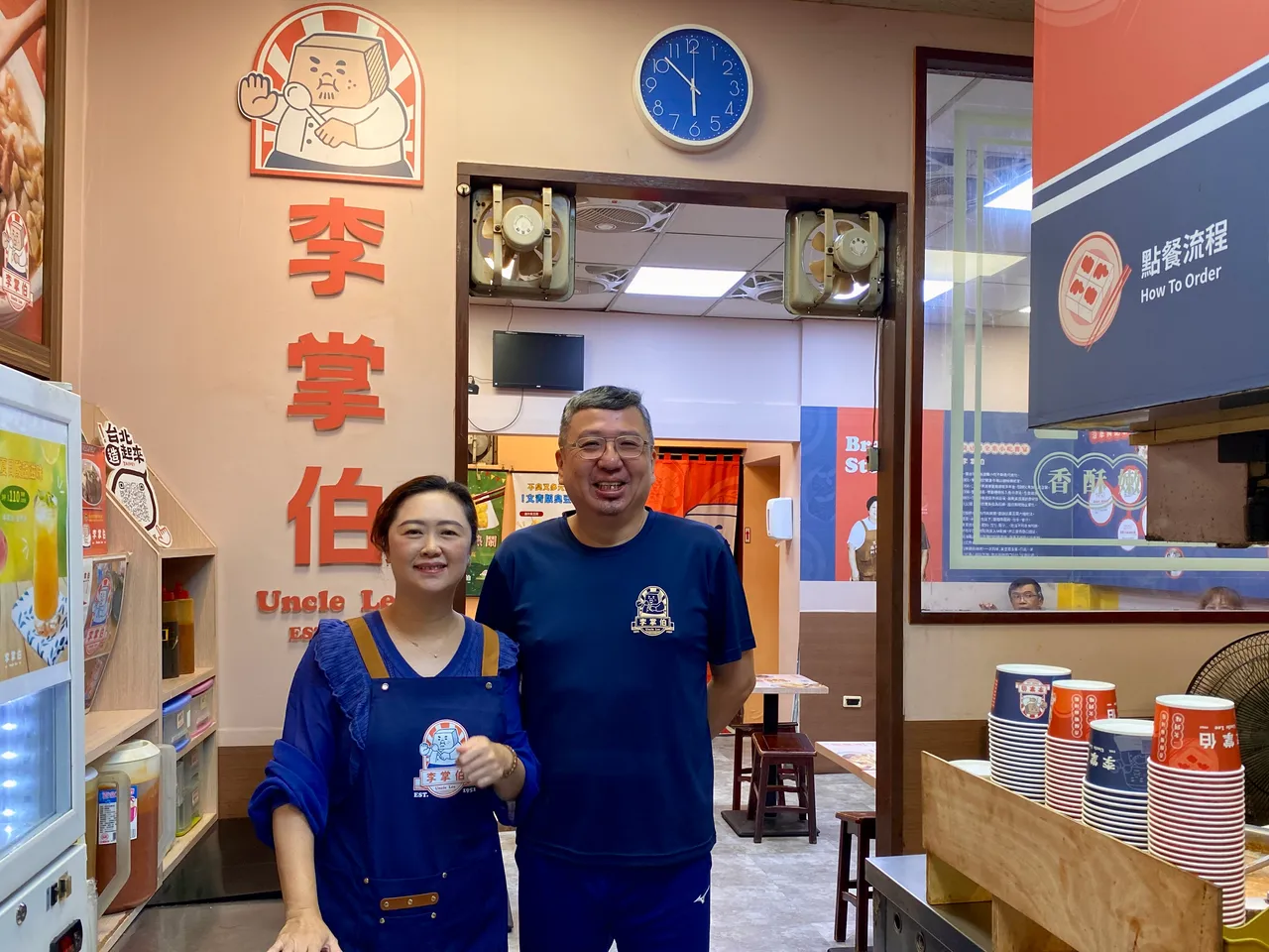 宁夏夜市观光协会副理事长李启荣夫妇共同经营「李掌伯臭豆腐专门店」。庄伟祺摄