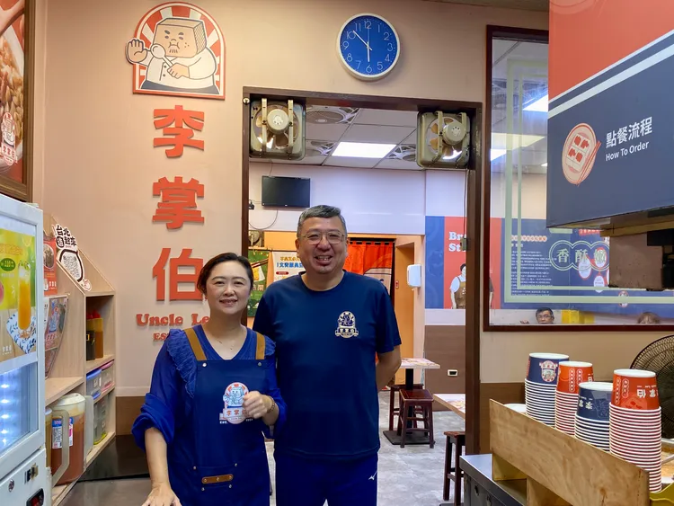 寧夏夜市觀光協會副理事長李啟榮夫婦共同經營「李掌伯臭豆腐專門店」。莊偉祺攝