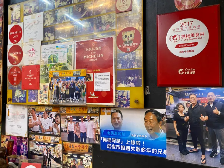 士林夜市「海友十全排骨」包含郭台銘等名人都是座上賓。莊偉祺攝